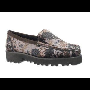 RON WHITE Sz 38.5  Velvet Loafer with Chunky Vibram Sole. Made in Italy